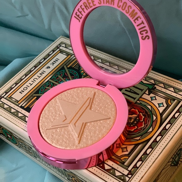 Jeffery Star Supreme Frost Snow Globe Highlighter. - Picture 4 of 4